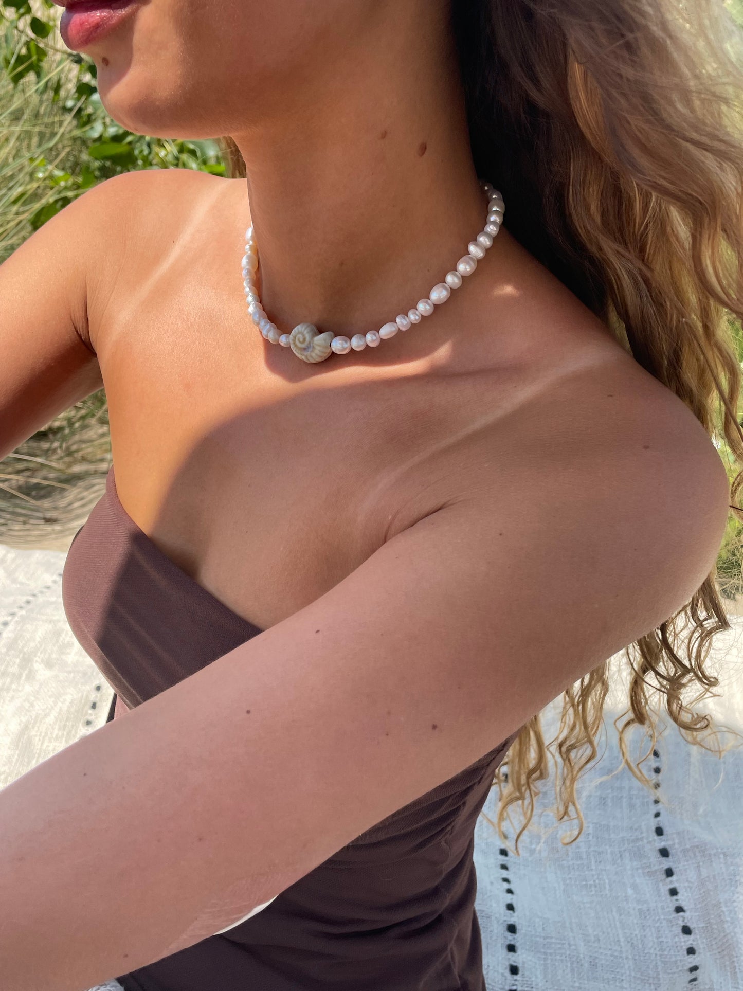 White pearl necklace with ceramic shell