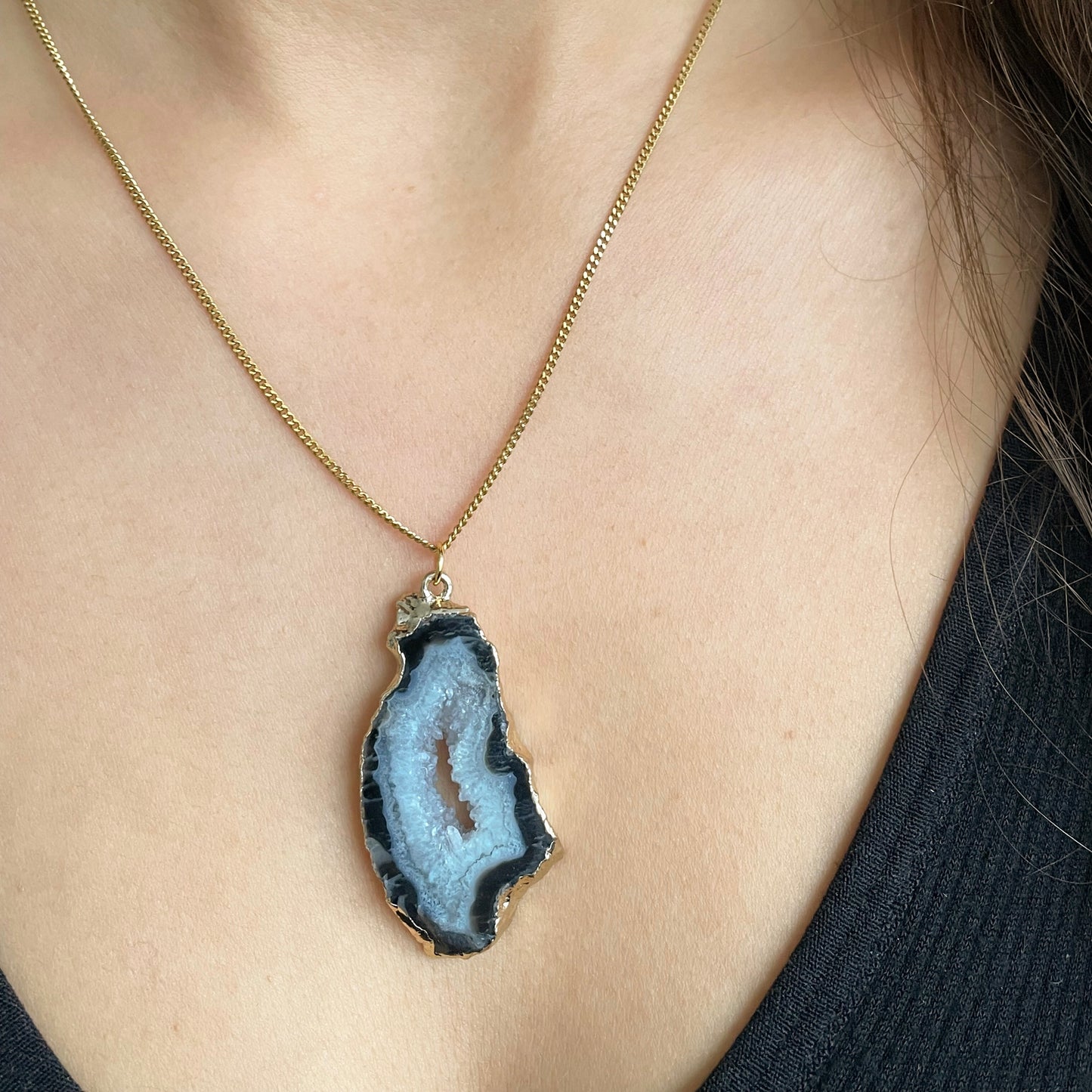 Agate geode necklace 1 (black/gold)