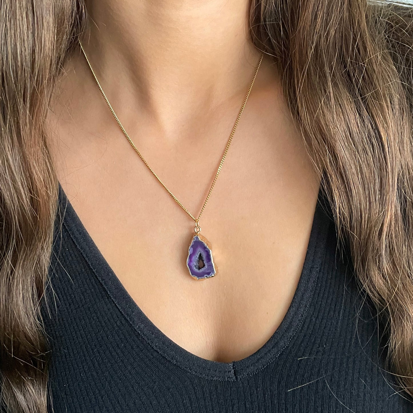 Agate geode necklace 16 (purple/gold)