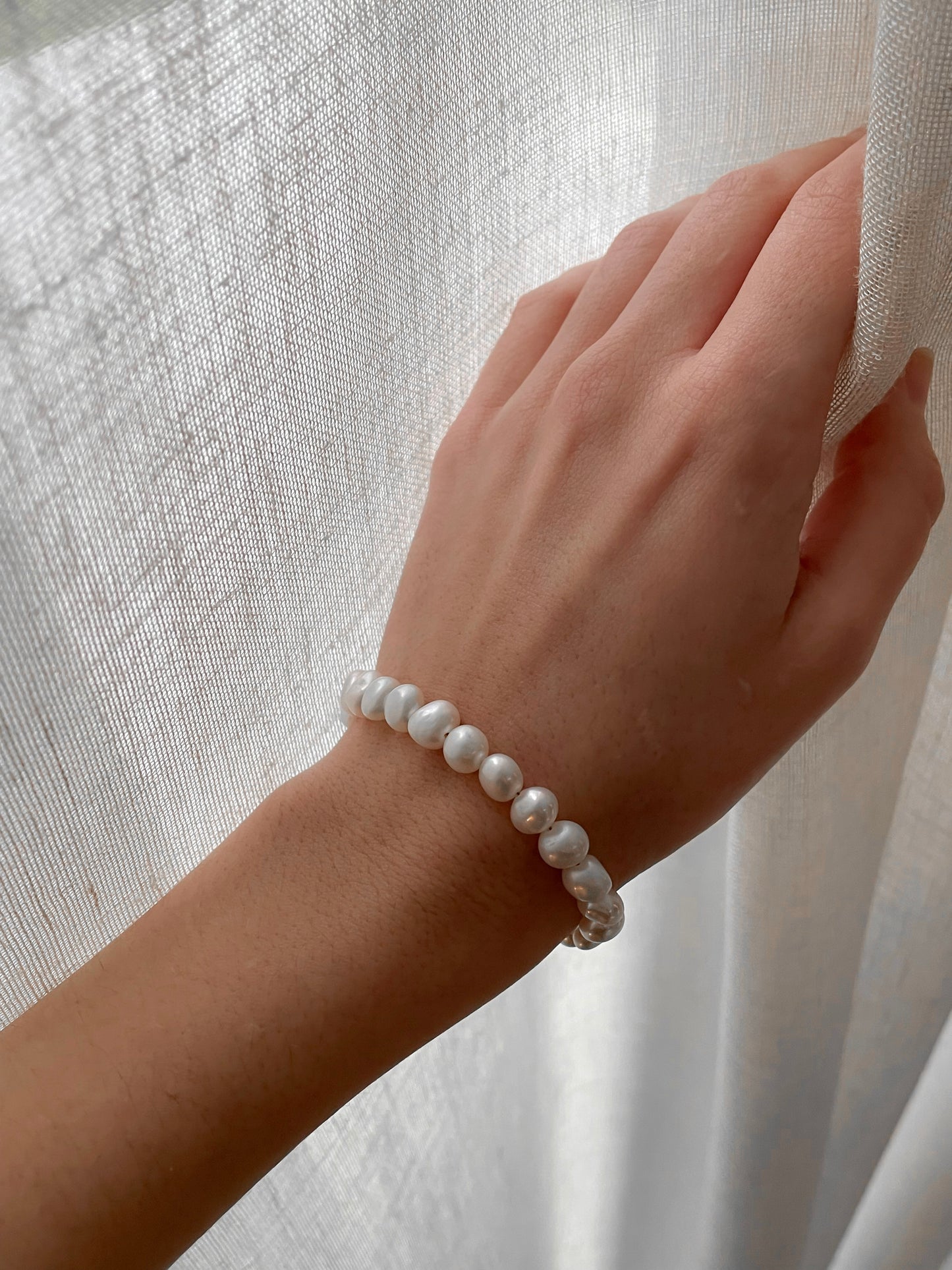 Bright white pearl bracelet