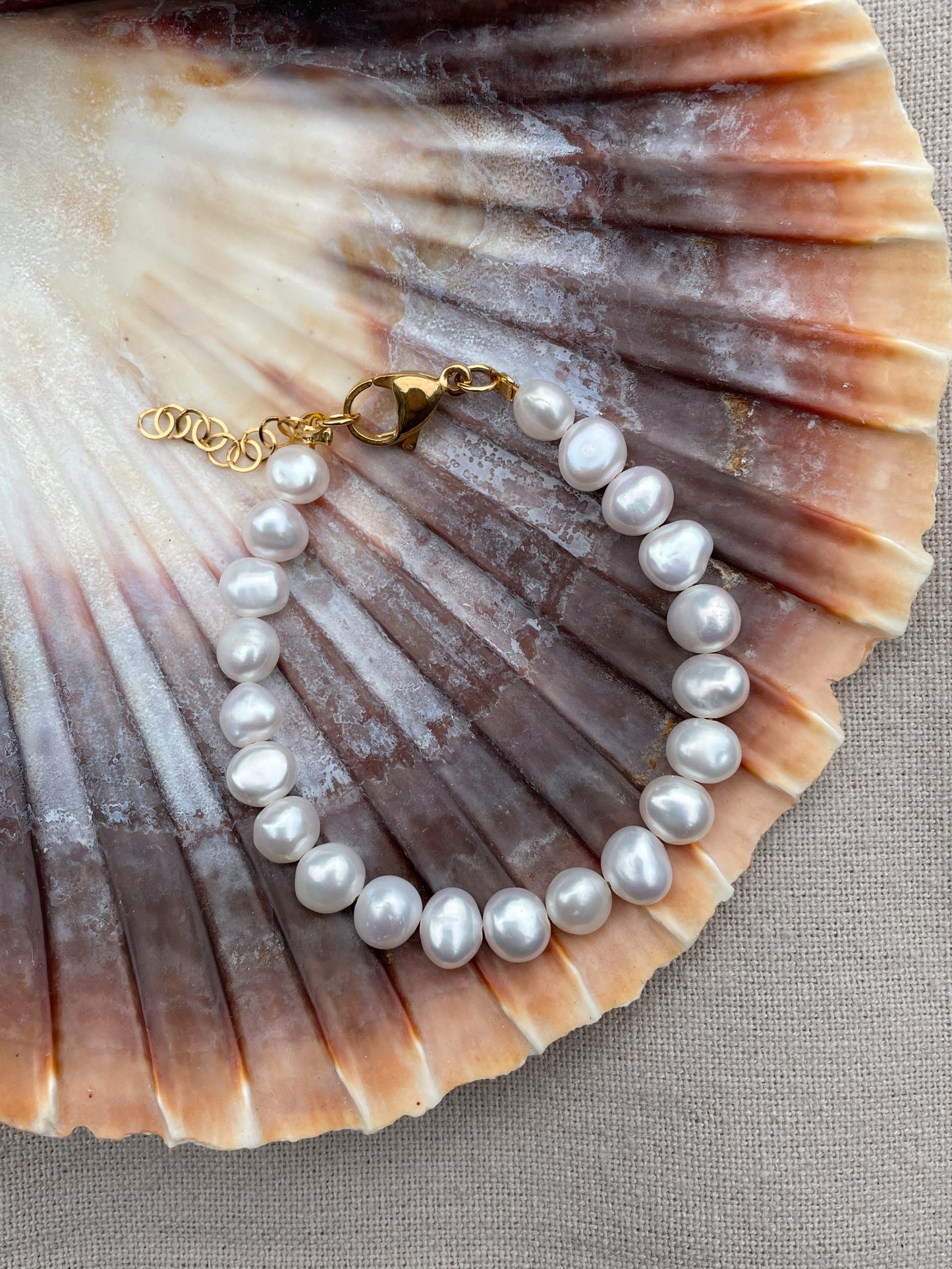 Bright white pearl bracelet