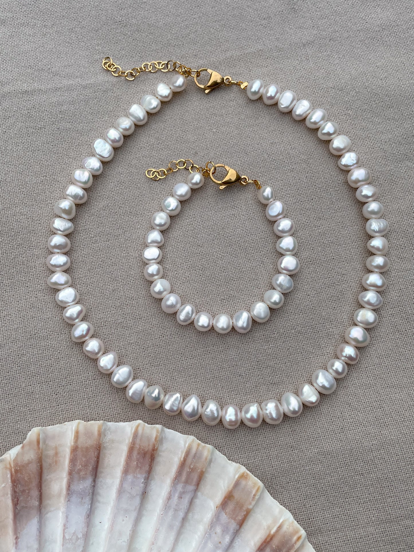 Bright white pearl bracelet