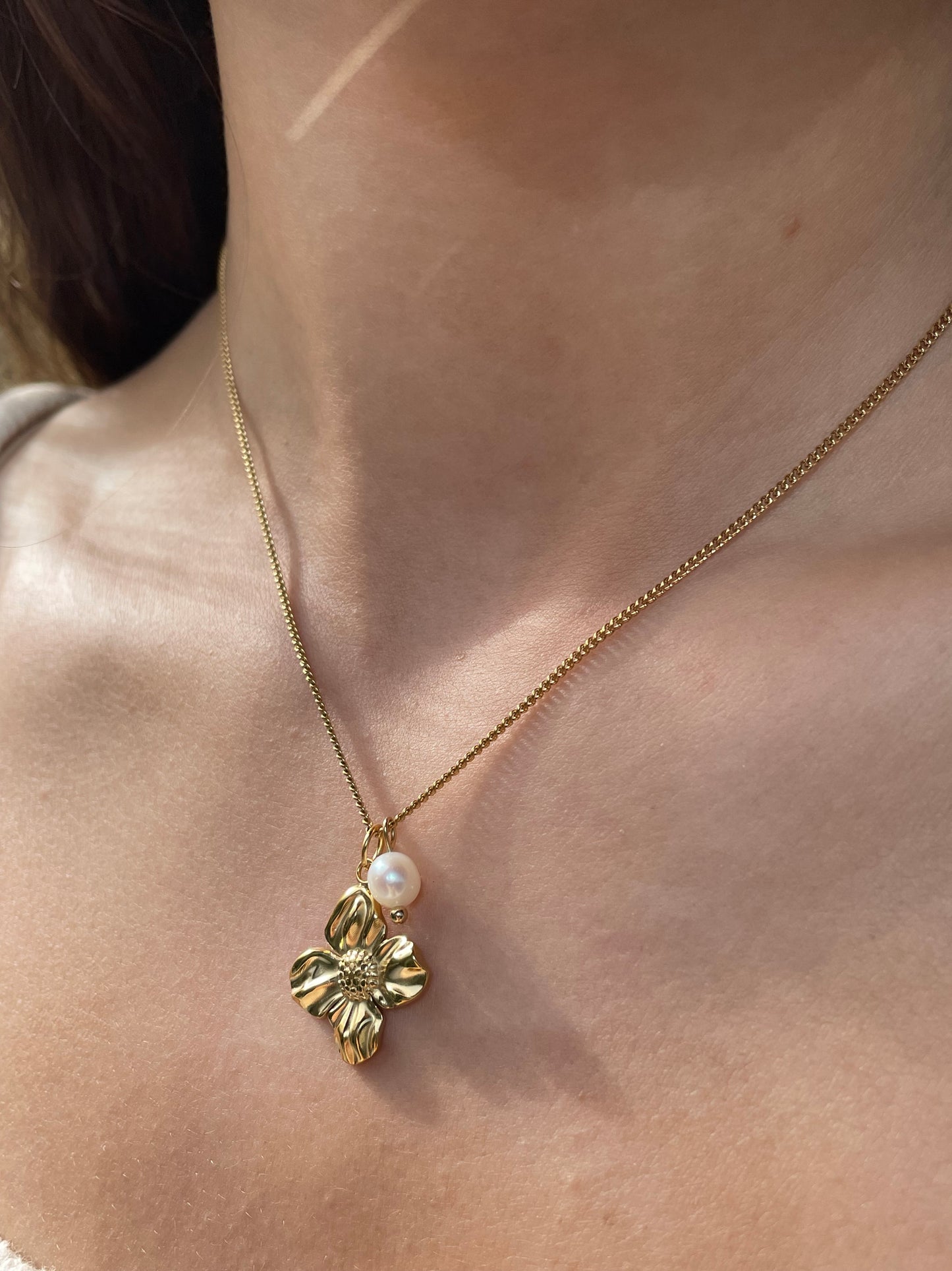 Pearly flower necklace