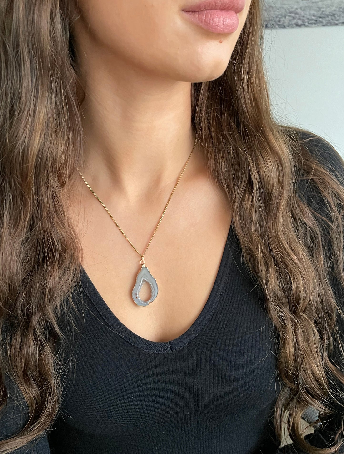 Agate geode necklace 7 (grey/gold)