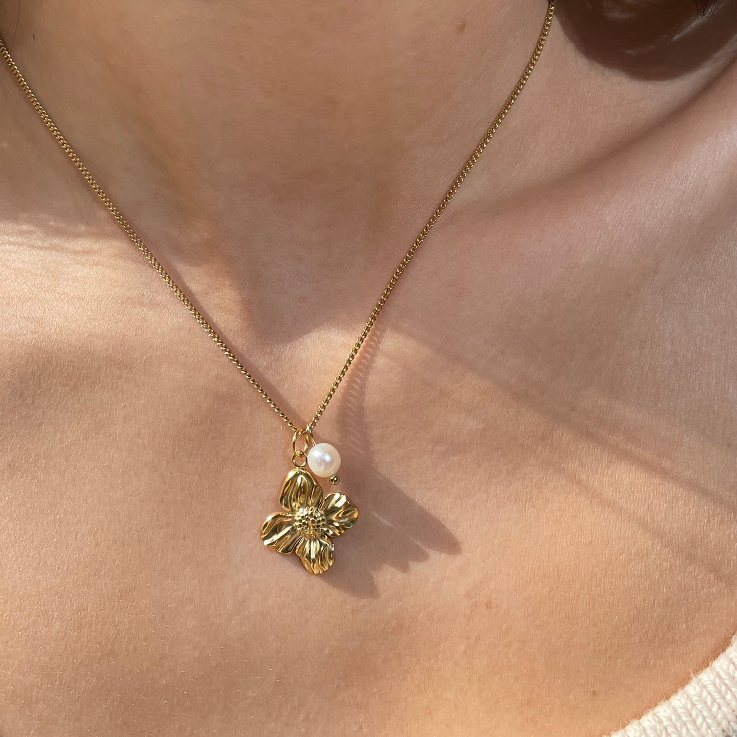 Pearly flower necklace