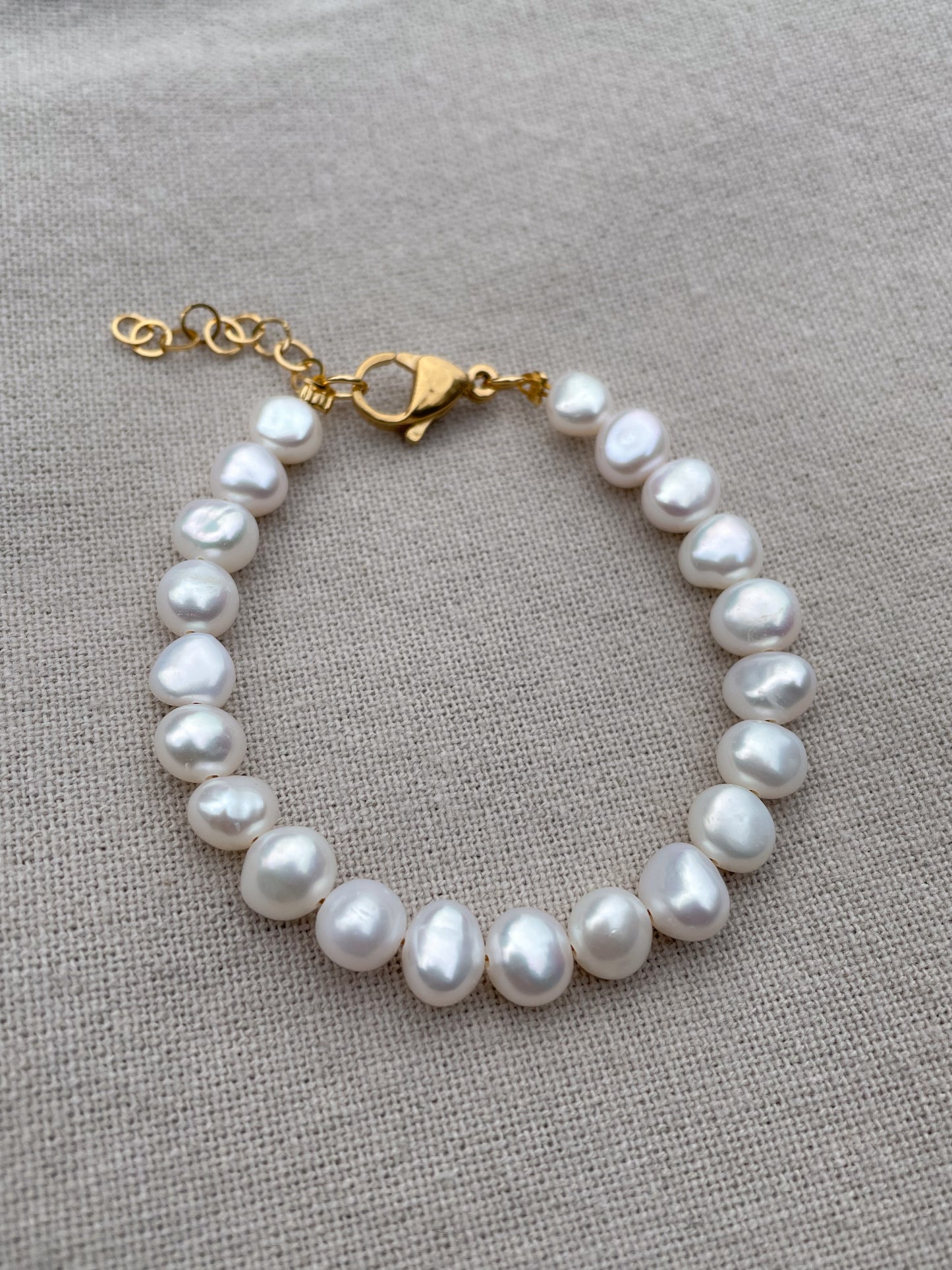 Bright white pearl bracelet