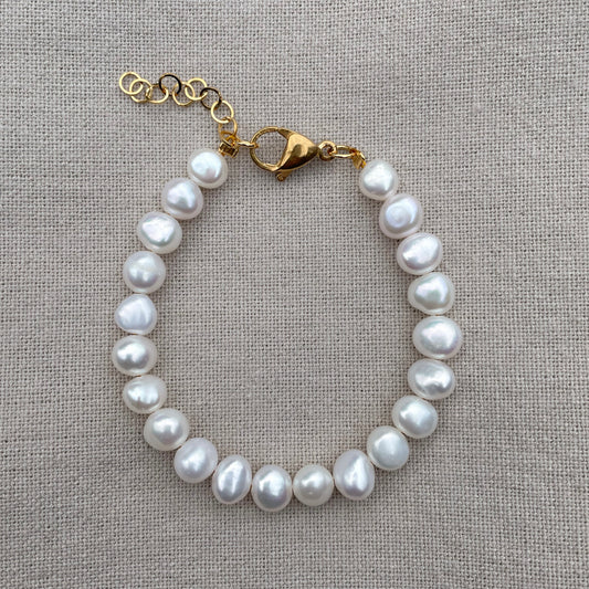 Bright white pearl bracelet