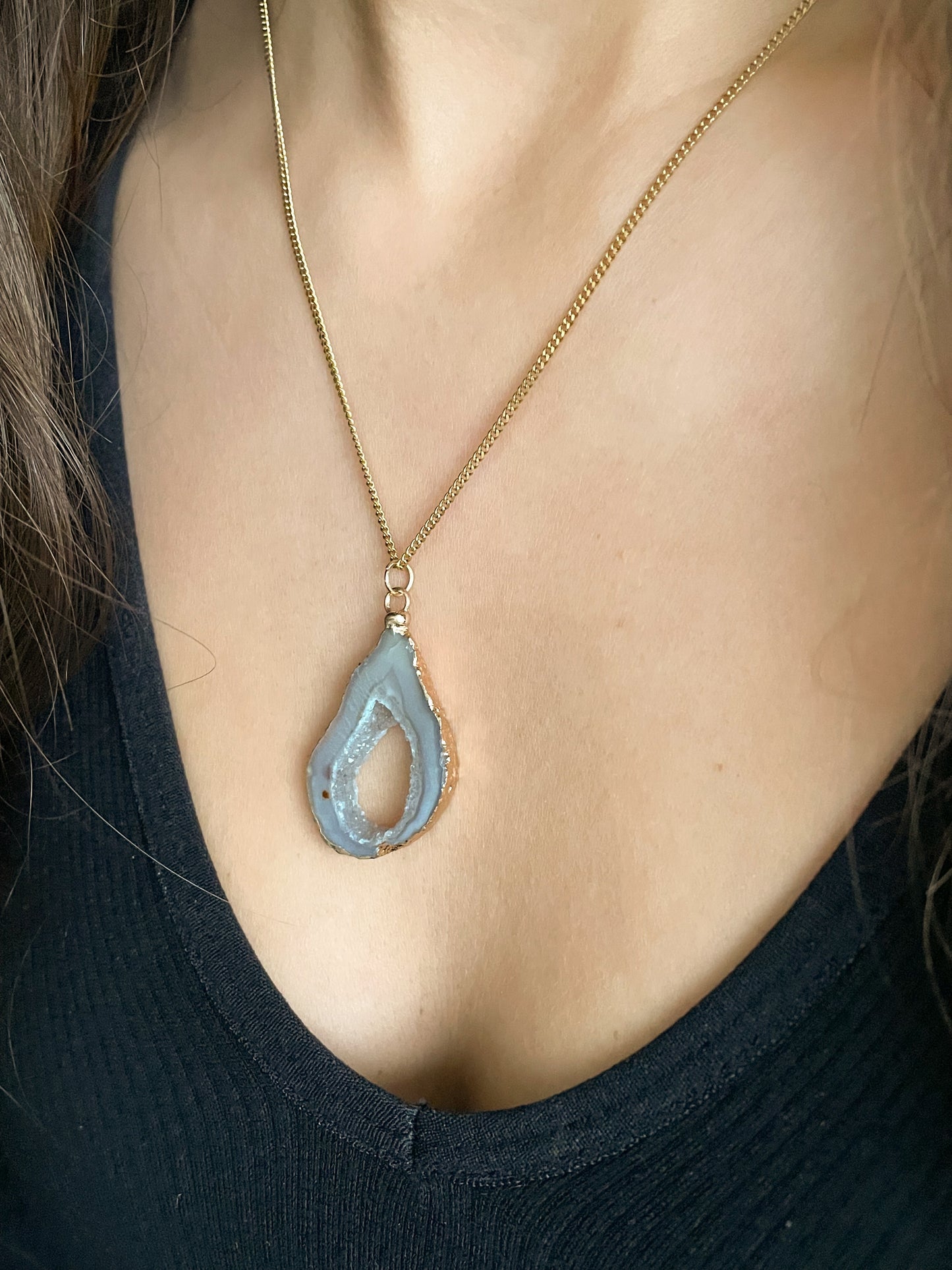 Agate geode necklace 7 (grey/gold)