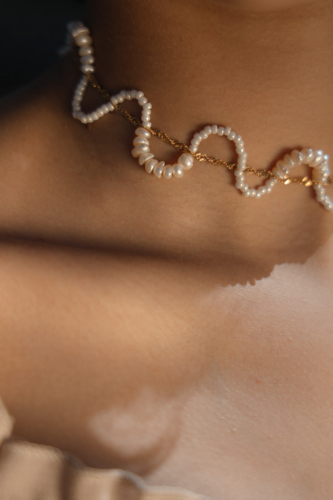 White Pearly Wavy necklace